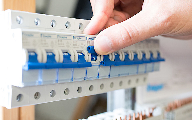 Schalt­schrank­bau bei Elektrotechnik Kuttenlochner GmbH in Eching-Kronwinkl
