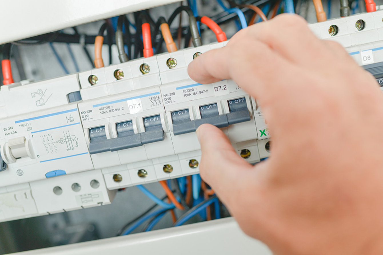 Elektro­installation bei Elektrotechnik Kuttenlochner GmbH in Eching-Kronwinkl